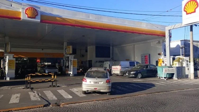 El Gobierno dispuso un aumento gradual del impuesto a los combustibles