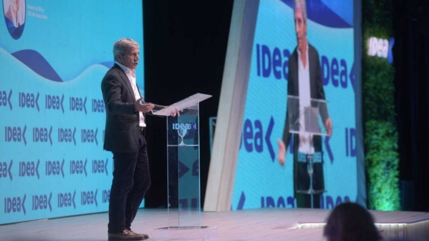 En IDEA, Caputo no prometió levantar el cepo y calificó a los K de