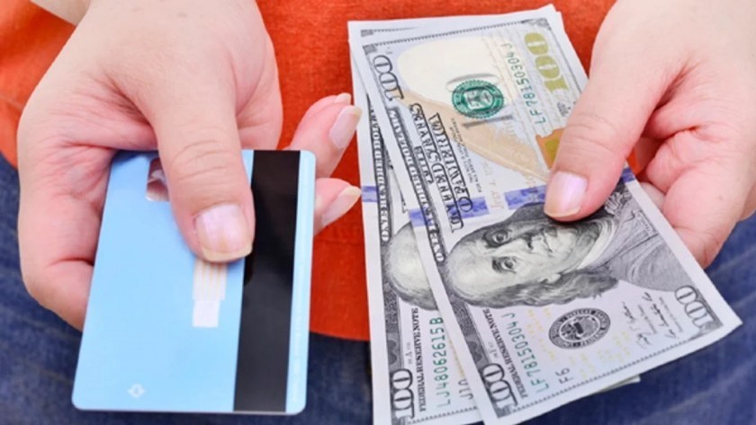 El Gobierno habilitó la opción de pagar en dólares con débito o en cuotas