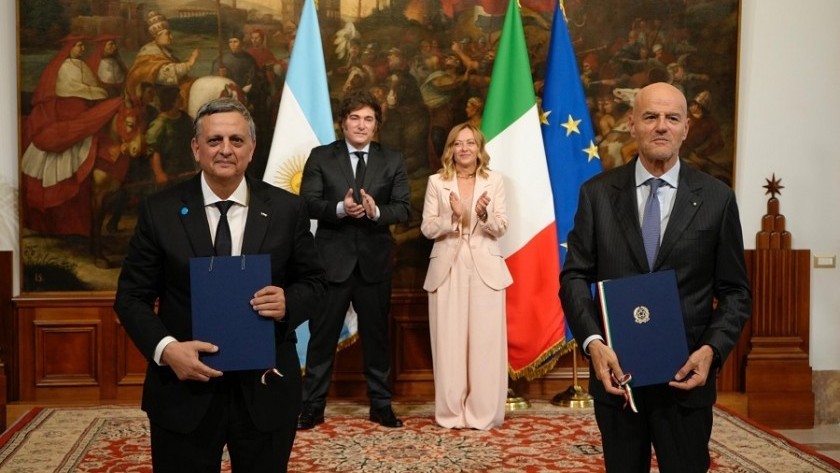 Roma: Acuerdo estratégico entre YPF y ENI para exportar GNL al mundo