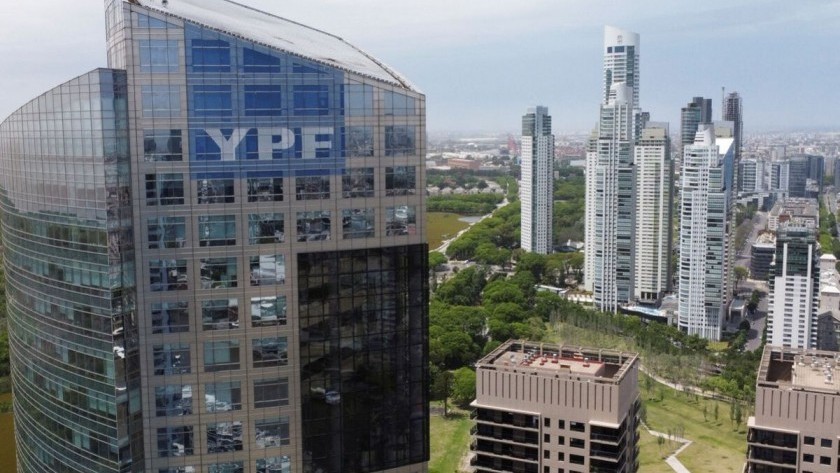YPF: El Gobierno echó a 60 funcionarios y sospecha filtraciones a favor de los fondos buitres
