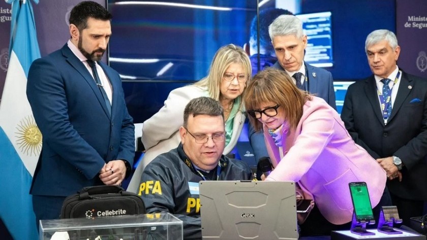 Bullrich presentó el sistema para desbloquear celulares en casos de alto impacto