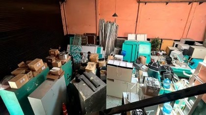 Detuvieron a la tesorera de Sur Finanzas, cuando se llevaba cajas y celulares de un galpón