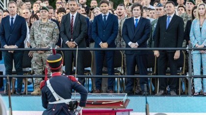 Milei entregó el sable corvo de San Martín a los Granaderos a Caballo