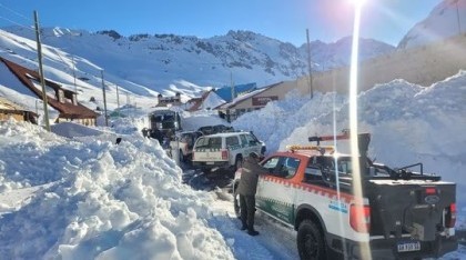Mendoza: evacuaron a más de 200 turistas en Puente del Inca por un fuerte viento blanco