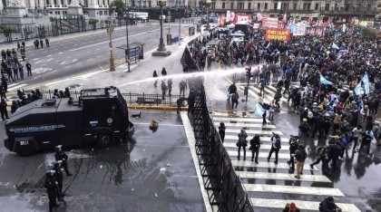 Organizaciones marcharon al Congreso contra de la Ley de Propiedad Privada: Hay detenidos