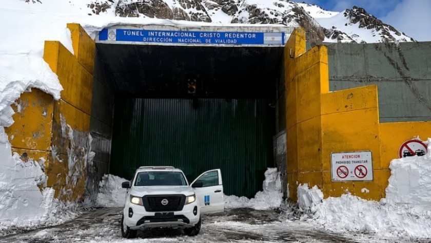 Nieve y ráfagas de 160 km/h: el Cristo Redentor cumple un mes cerrado